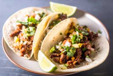 close-up of chicken street tacos